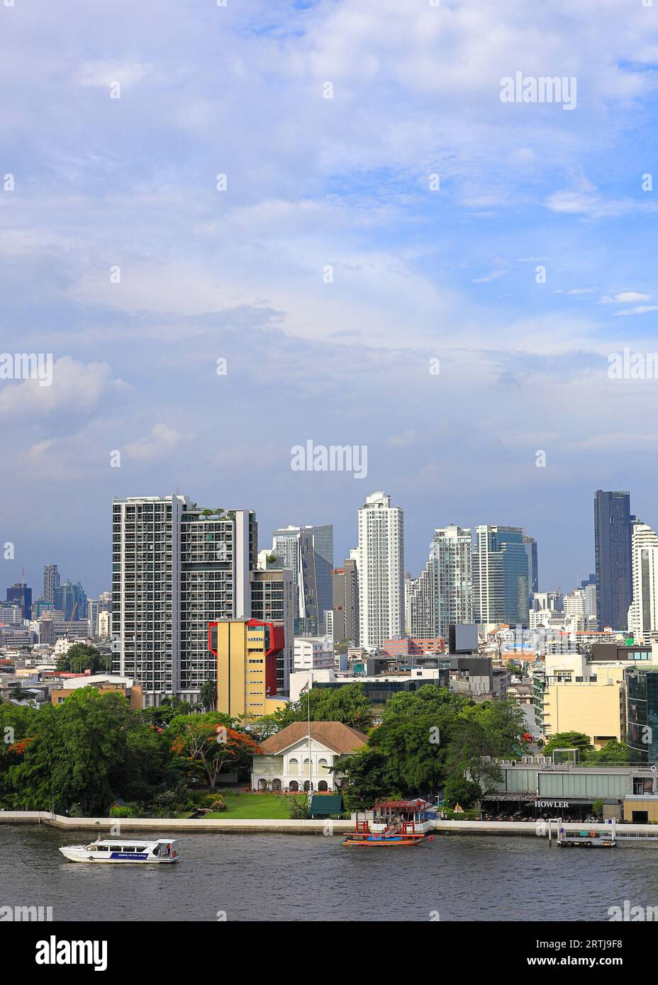 Horizonte del paisaje urbano en CBD, rascacielos y edificio de oficinas en la luz nublada de la noche de BANGKOK. Foto de stock