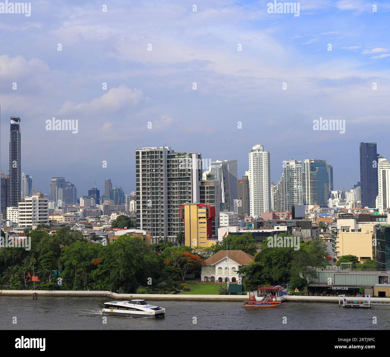 Horizonte del paisaje urbano en CBD, rascacielos y edificio de oficinas en la luz nublada de la noche de BANGKOK. Foto de stock