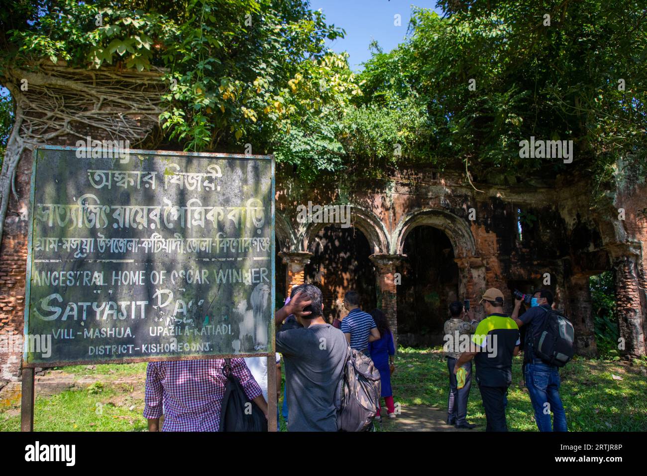 Kishorganj, Bangladesh: El hogar ancestral en ruinas del mundialmente reconocido cineasta ganador de un Oscar Satyajit Ray en la aldea de Masua en Katiadi upazila de K Foto de stock