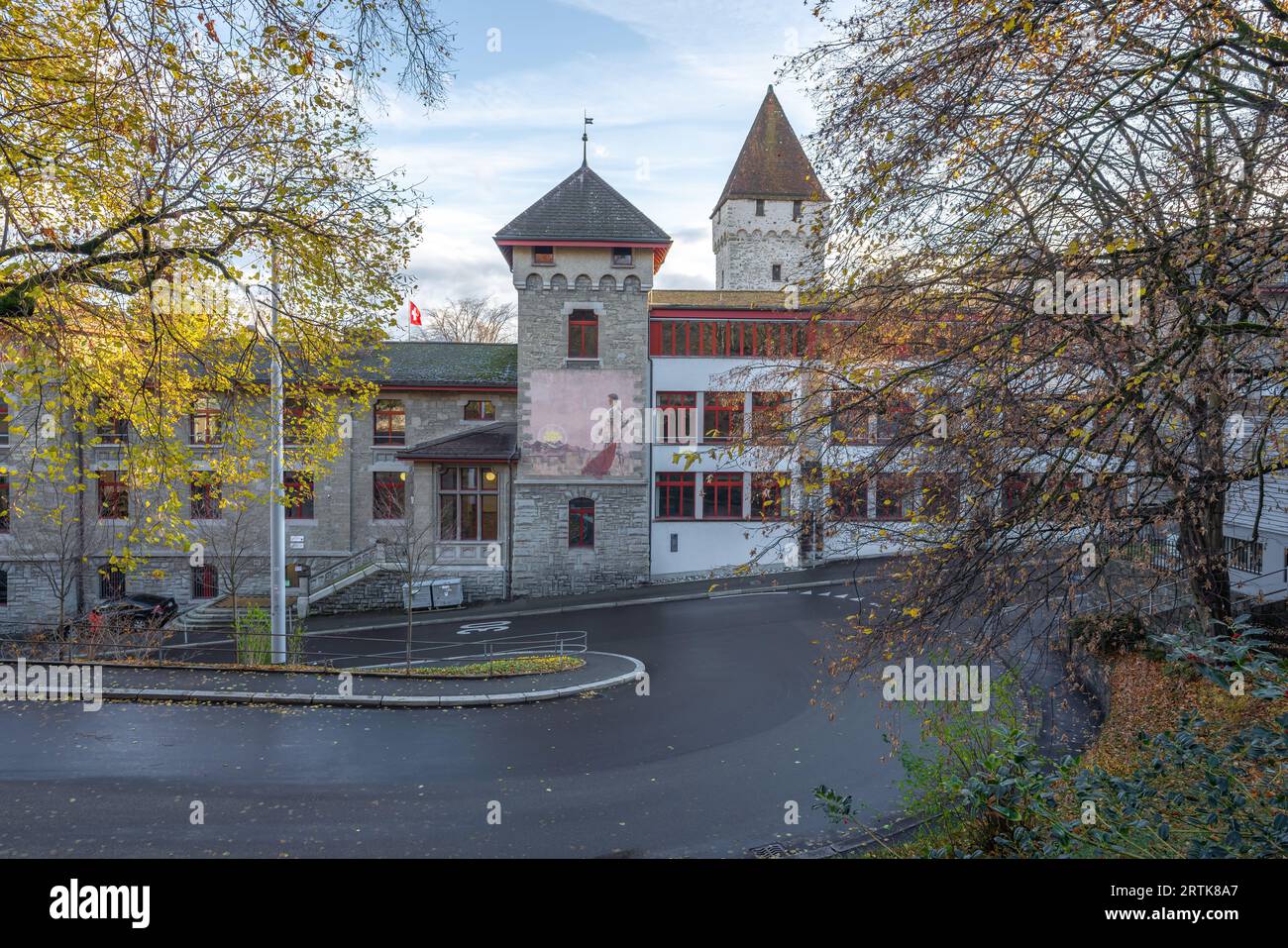 Antiguo Museo de la Paz y la Guerra ahora una escuela pública y la Torre Dachliturm - Lucerna, Suiza Foto de stock