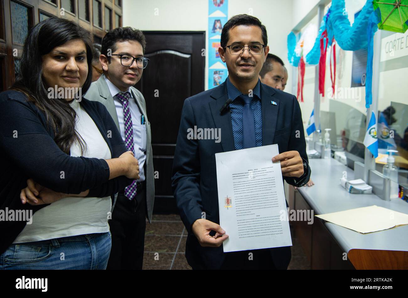 Ciudad de Guatemala, Ciudad de Guatemala, Guatemala. 13 de septiembre de 2023. El equipo jurídico del Movimiento Semilla presenta ante el tribunal constitucional un amparo que busca anular la resolución del juez FREDY ORELLANA, que ordena el registro, registro e incautación de las papeletas y urnas electorales. (Imagen de crédito: © Fernando Chuy/ZUMA Press Wire) ¡USO EDITORIAL SOLAMENTE! ¡No para USO comercial! Foto de stock