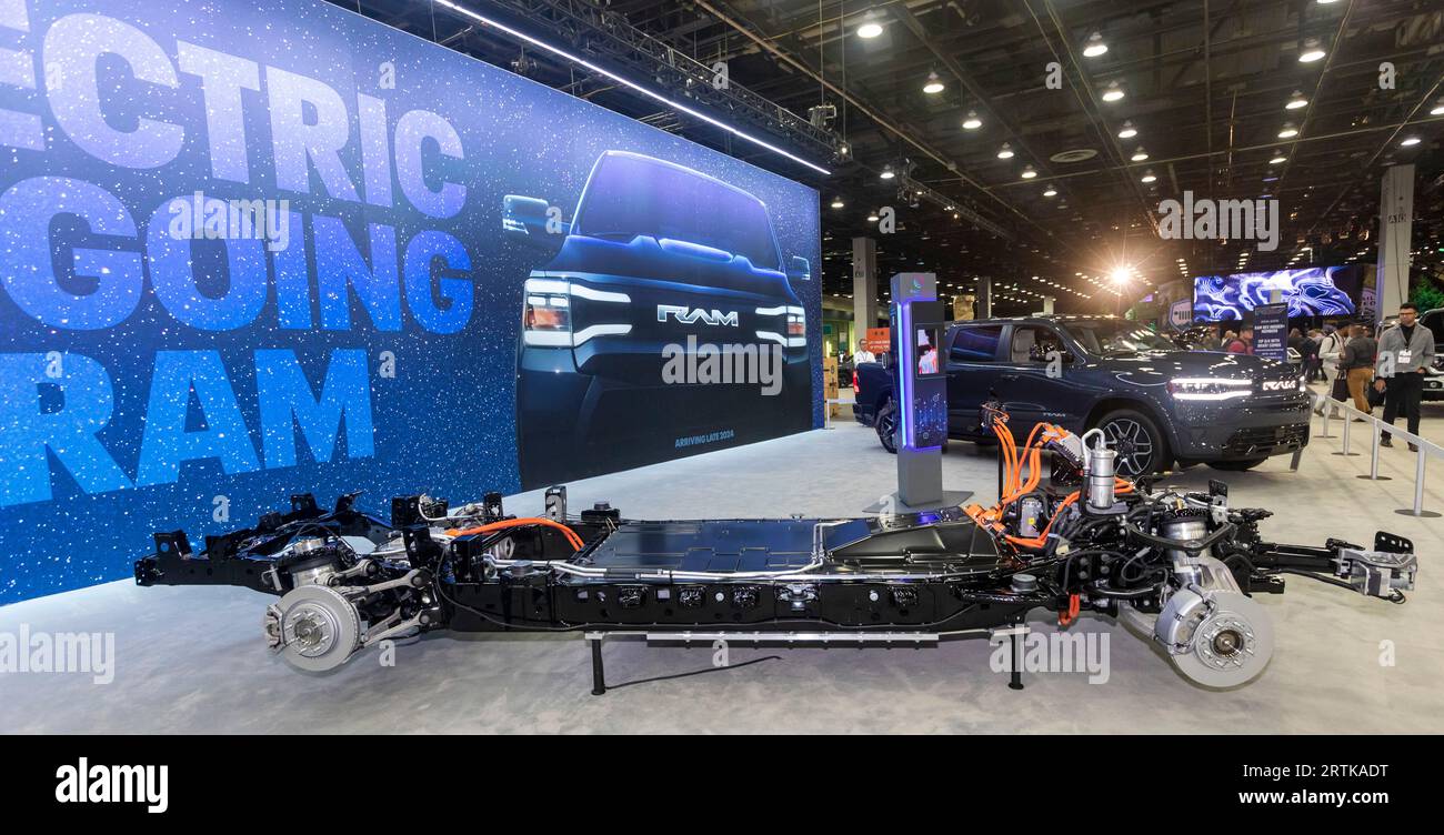 Detroit, Michigan, EE.UU. 13 de septiembre de 2023. El chasis del totalmente eléctrico 2025 Ram 1500 REV, con el vehículo completo en el fondo, en el Salón Internacional del Automóvil de América del Norte. Crédito: Jim West/Alamy Live News Foto de stock