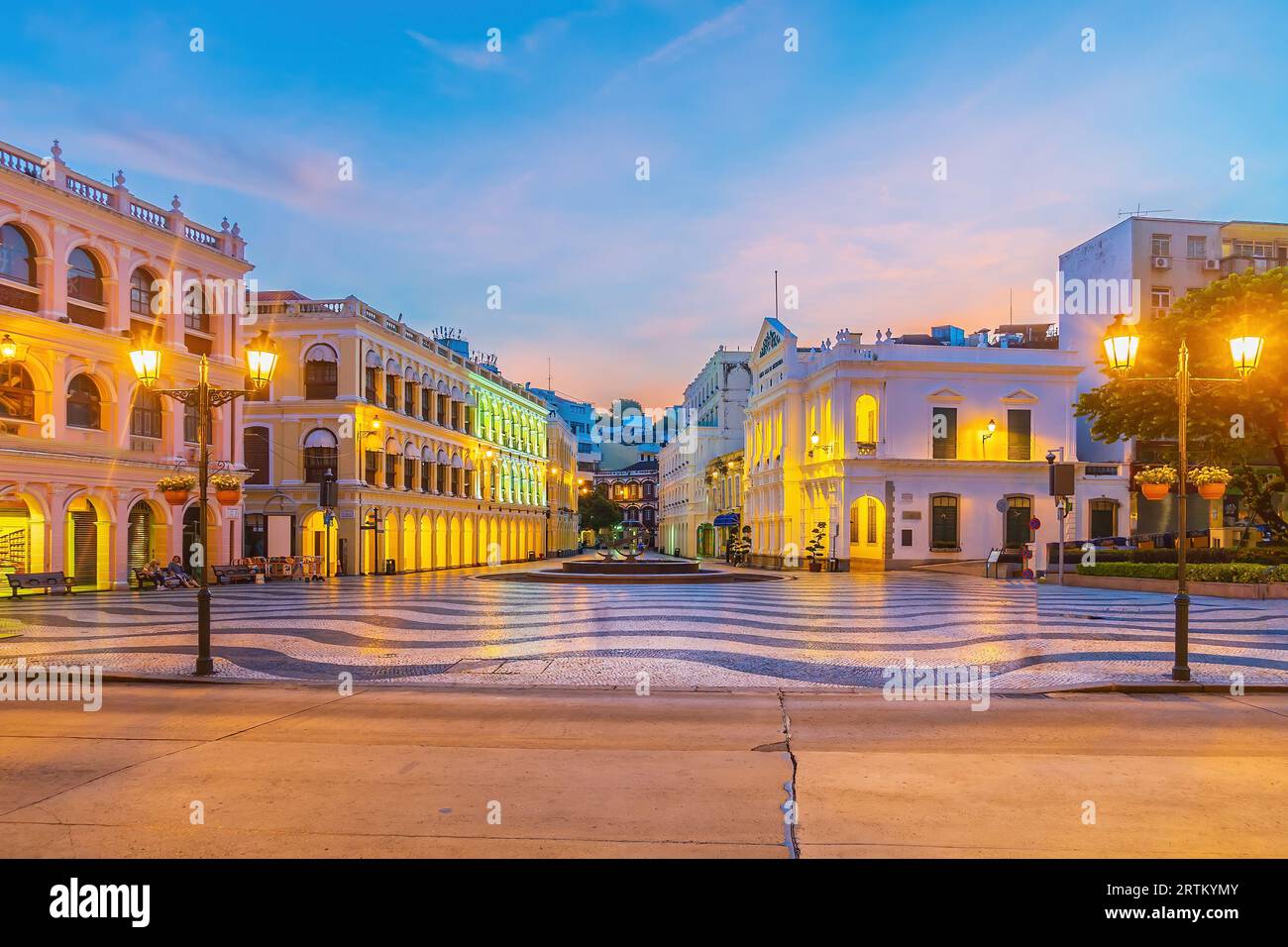 Centro histórico de Macao. Plaza del Senado en China al crepúsculo Foto de stock