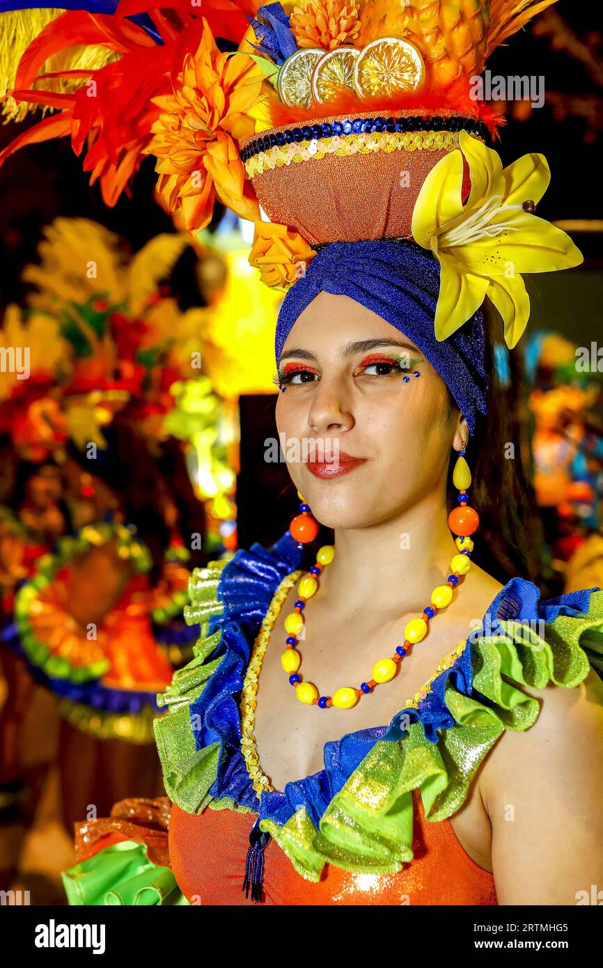 RIO DE JANEIRO - CIRCA Febrero, 2018: una brass band en camisetas del  carnaval conocida como abadás lidera la banda de Ipanema fiesta en la calle  a lo largo de la playa
