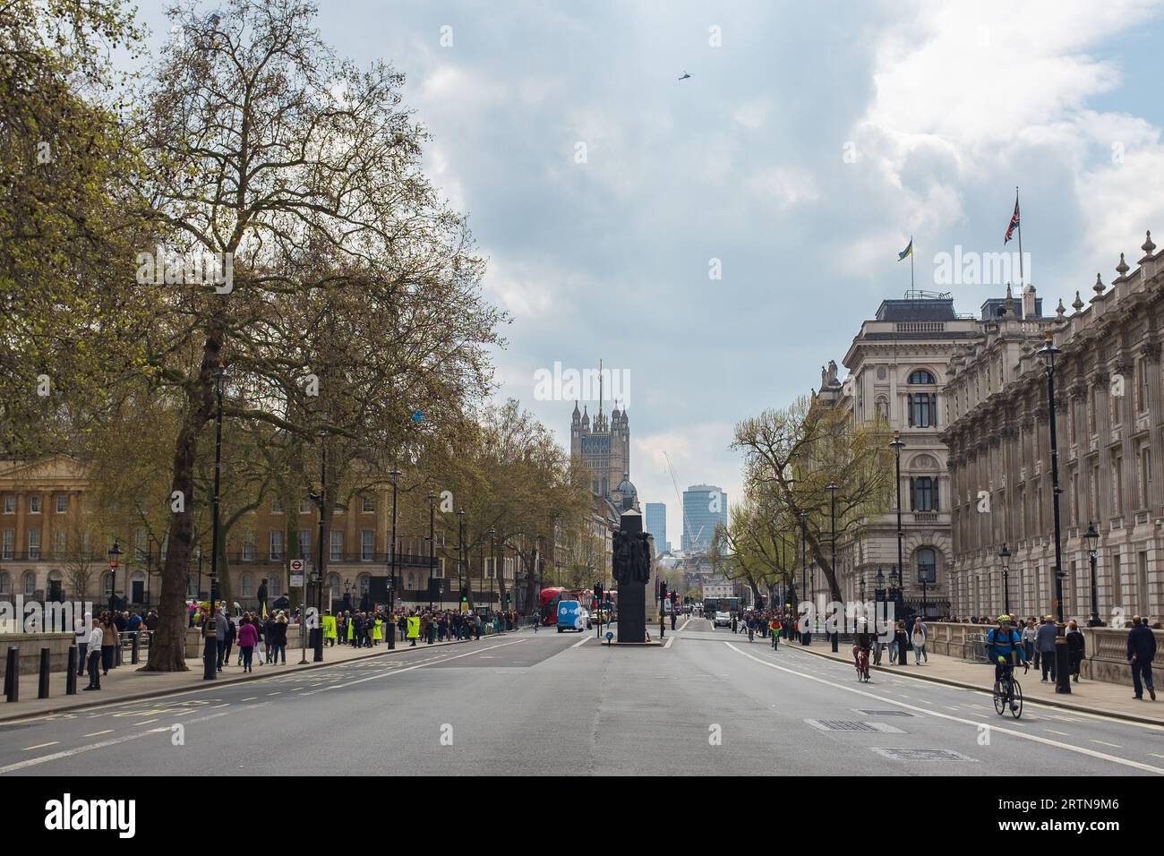 Londres, Reino Unido, 2023. Perspectiva sobre Whitehall, la Oficina del Gabinete, Downing Street, el memorial de las Mujeres de la Segunda Guerra Mundial y el Palacio de Westminster Foto de stock
