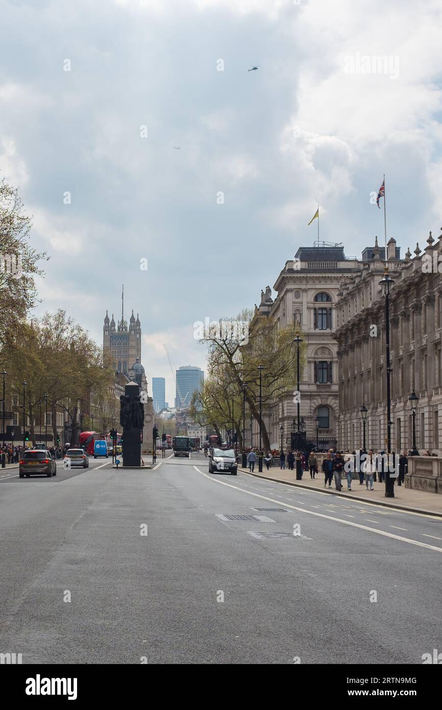 Londres, Reino Unido, 2023. Perspectiva sobre Whitehall, la Oficina del Gabinete, Downing Street, el memorial de las Mujeres de la Segunda Guerra Mundial y el Palacio de Westminster (vertical) Foto de stock