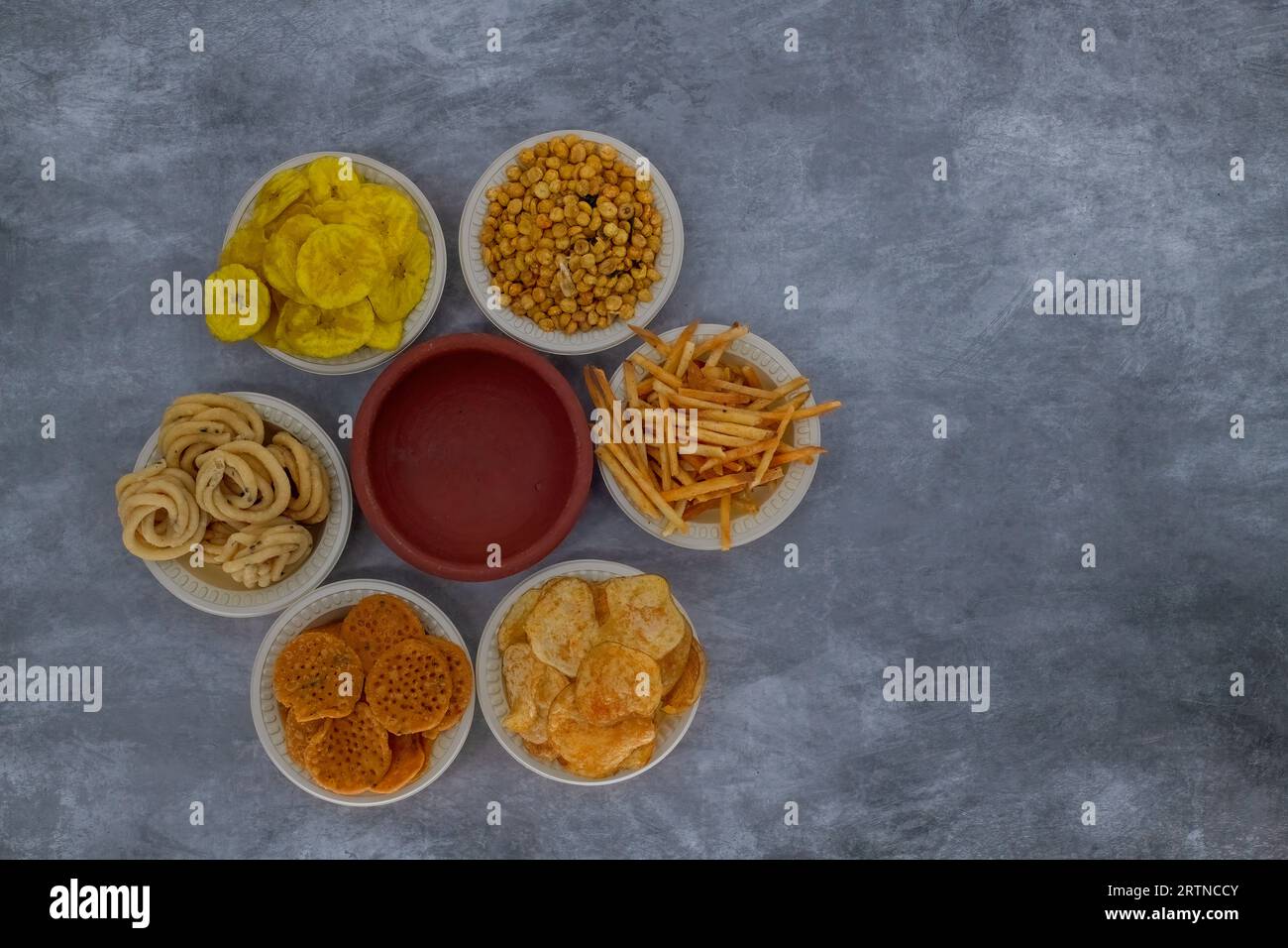 Aperitivos salados tradicionales indios Diwali, alimentos expuestos y dispuestos en un tazón sobre un fondo aislado. Aperitivos Tamilnadu para la Diwali festiva Foto de stock