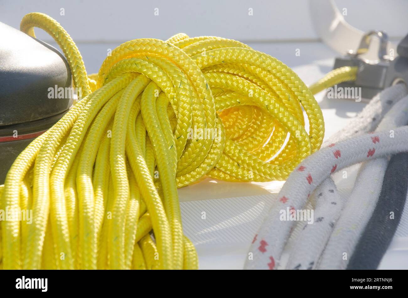 Cuerda amarilla a bordo de un yate Foto de stock