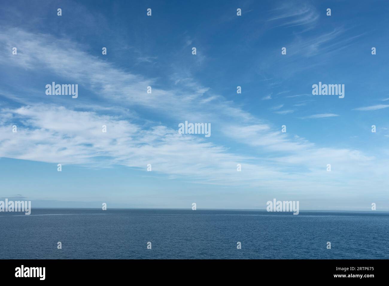 Un gran cielo con nubes claras sobre un mar irlandés tranquilo cerca de Belfast Lough Irlanda del Norte Reino Unido Foto de stock