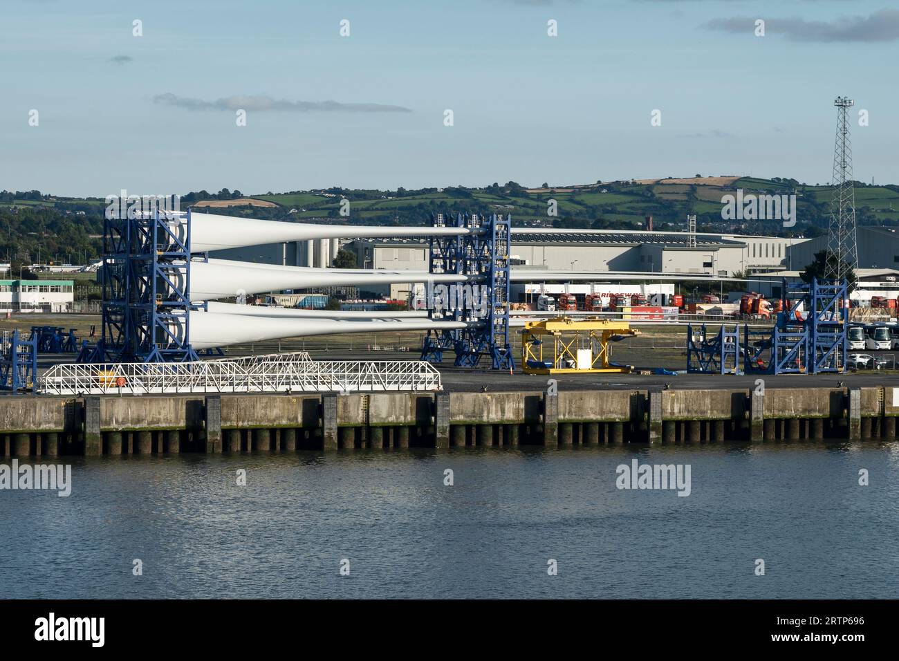 Nuevas palas de aerogeneradores en Belfast atracan en Belfast Lough, Irlanda del Norte, Reino Unido Foto de stock