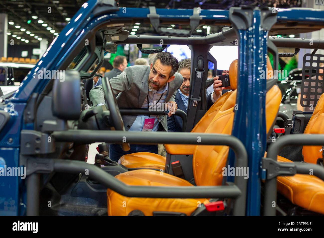 Detroit, Michigan, EE.UU. 13 de septiembre de 2023. Los hombres examinan el vehículo todoterreno Jeep Wrangler Rubicon 4Xe Departure Concept en el Salón Internacional del Automóvil de América del Norte. El vehículo es un híbrido eléctrico enchufable. Crédito: Jim West/Alamy Live News Foto de stock