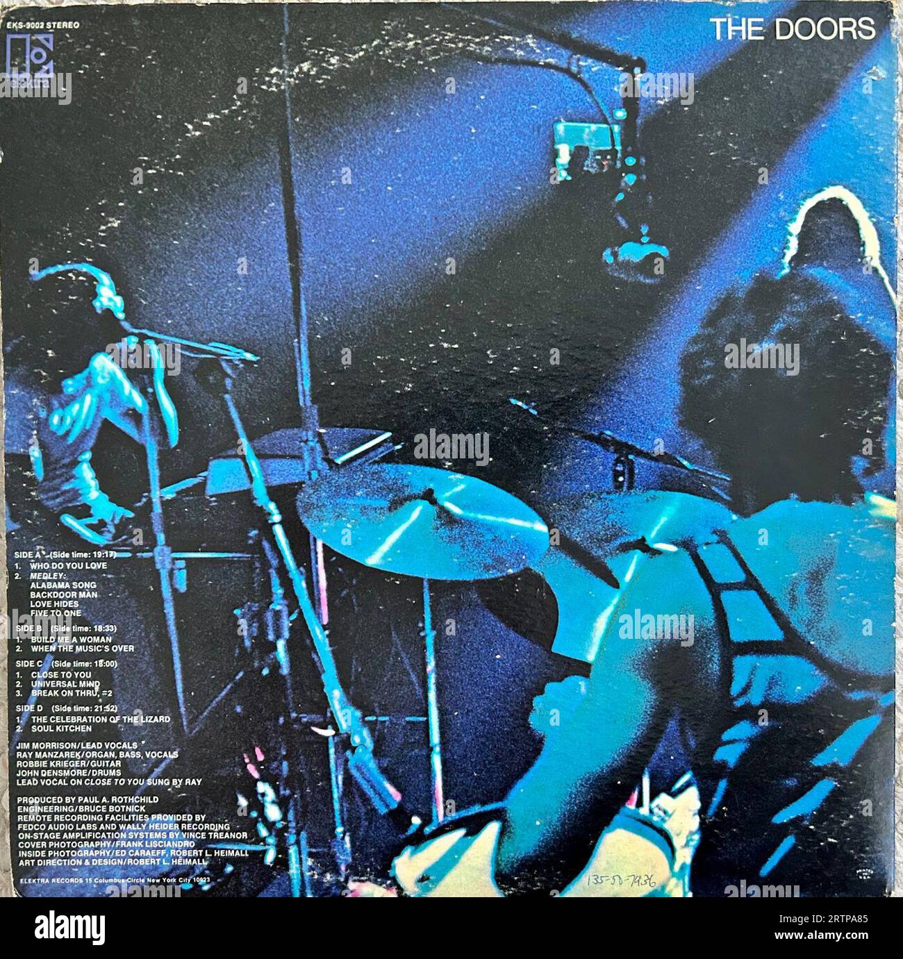 Álbum de discos en vinilo, The Doors, 'Absolutamente Live' 1970s Rock Music (Fotografía de crédito: Frank Lisciandro, Elektra Records) Jim Morrison (Voz principal) Rock clásico Foto de stock