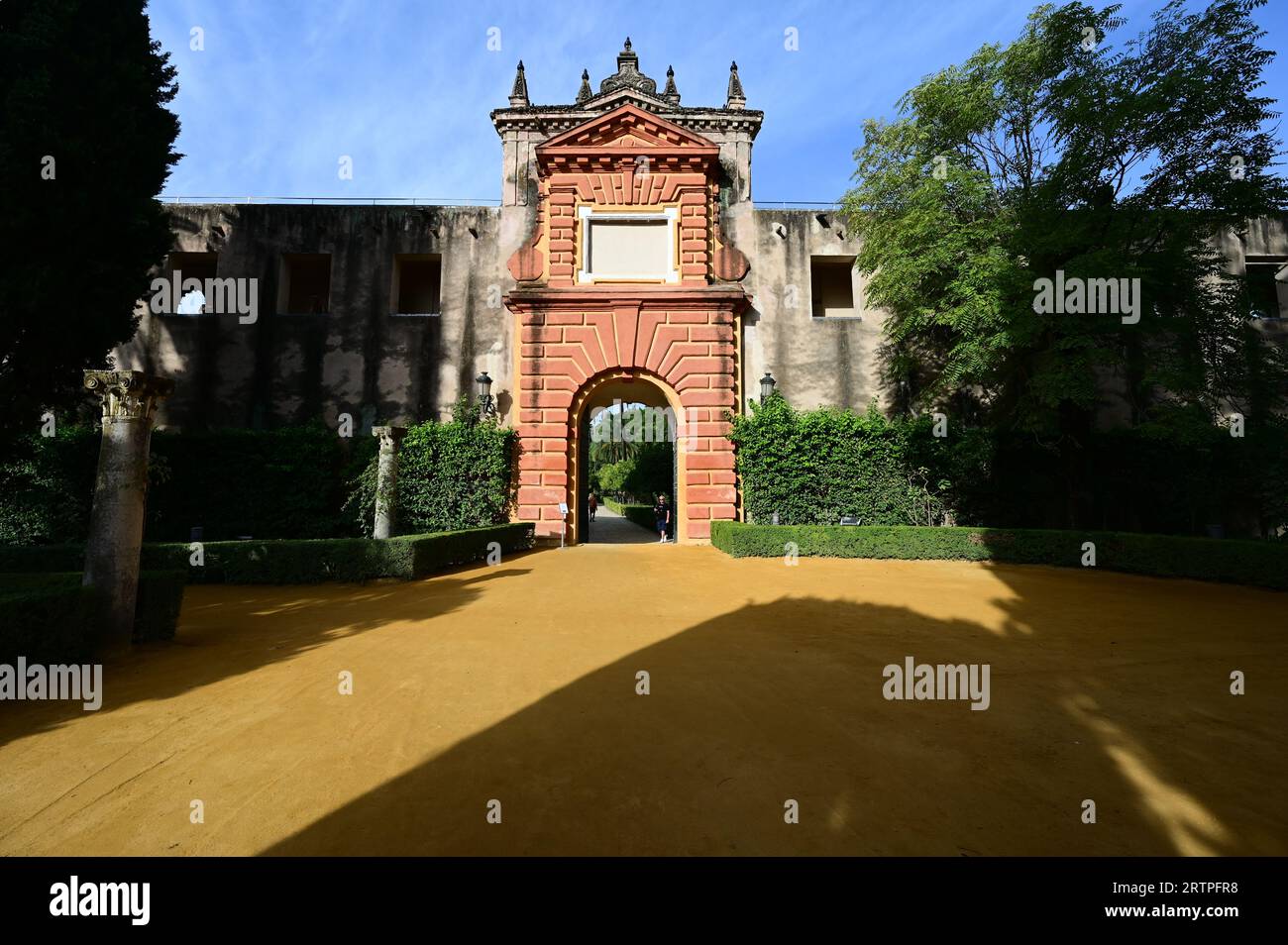 Los jardines del palacio del Alcázar en Sevilla. Foto de stock