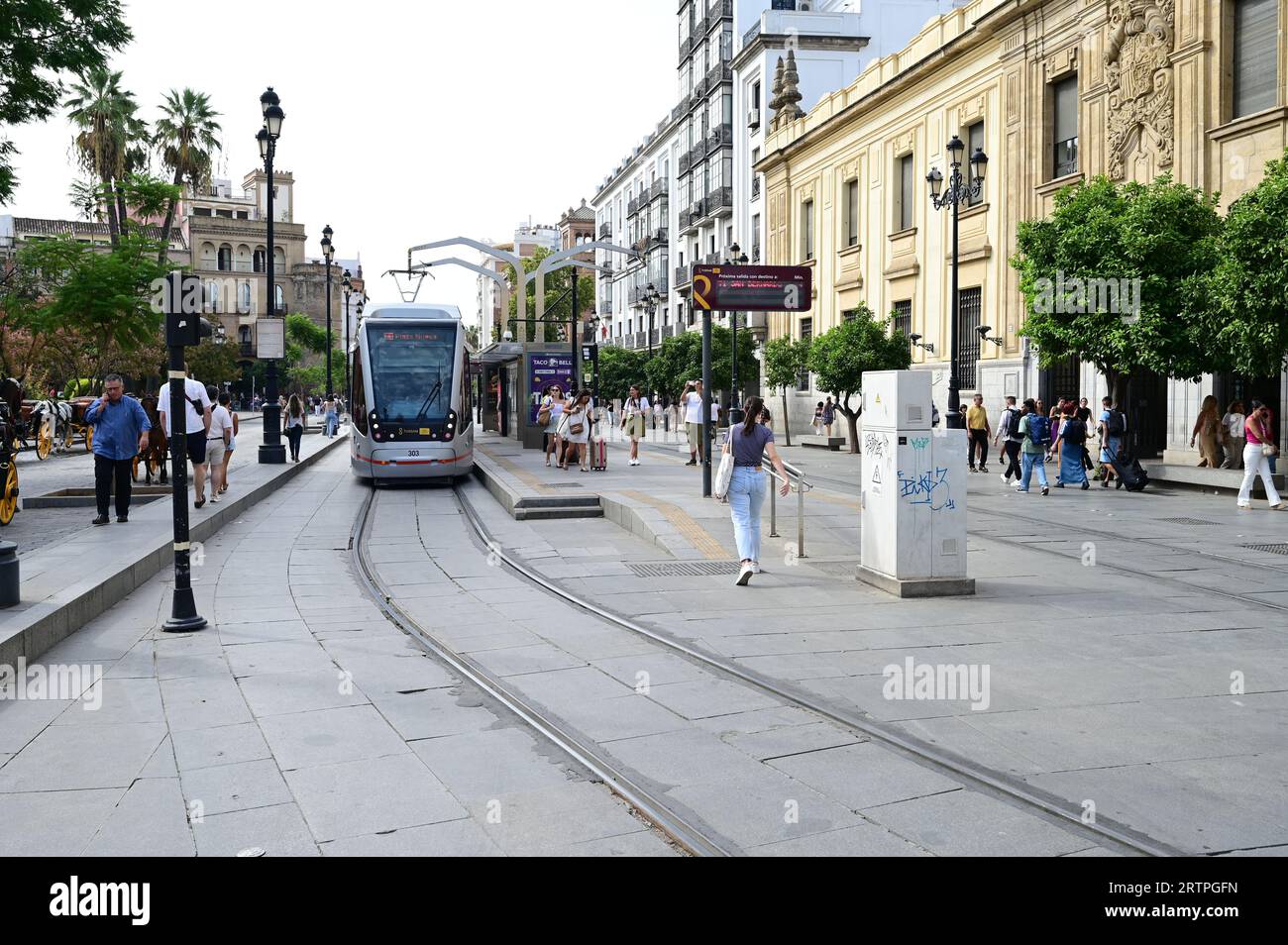 Tranvía en la calle de Sevilla. Foto de stock