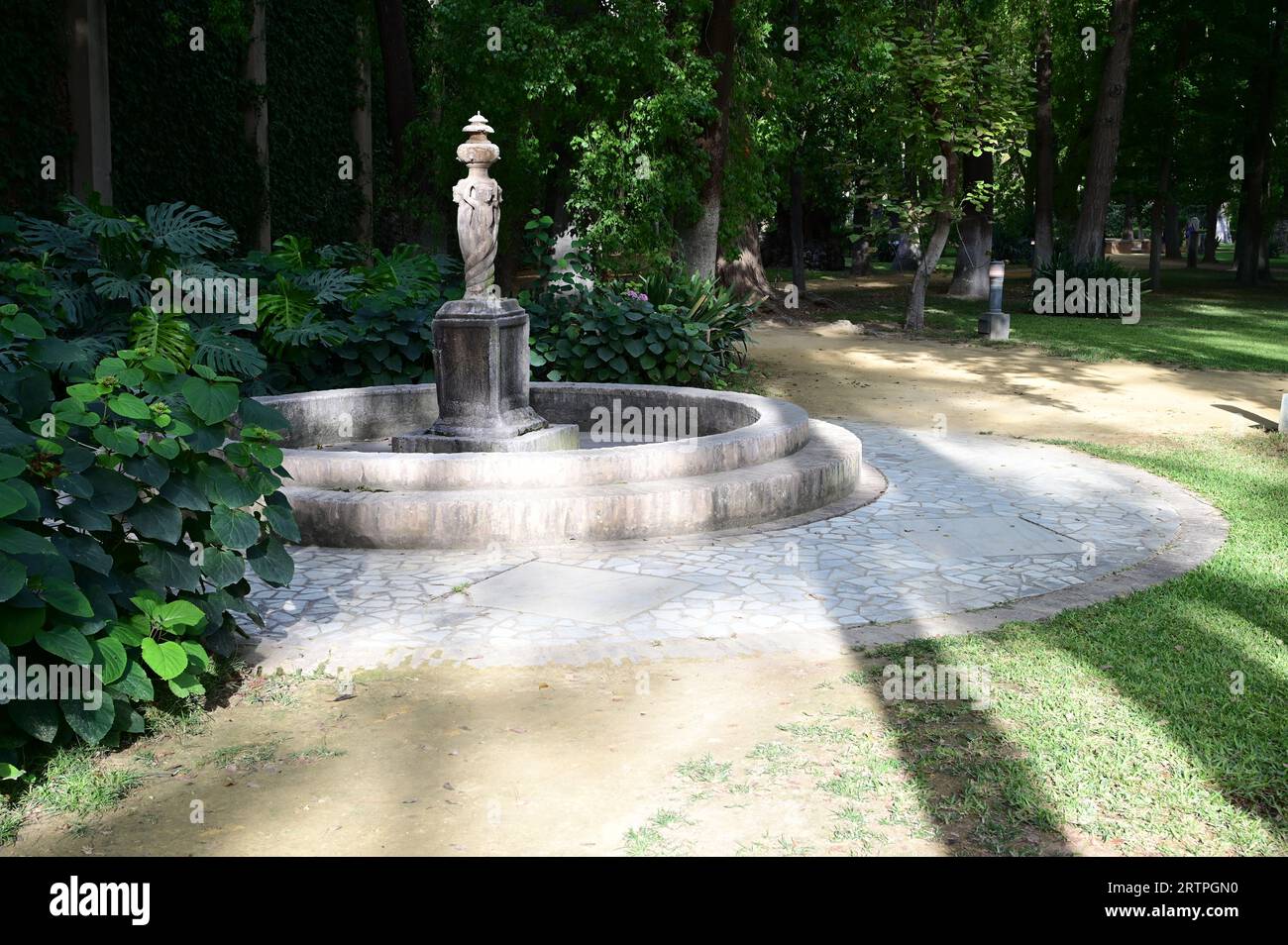 Los jardines del palacio del Alcázar en Sevilla. Foto de stock