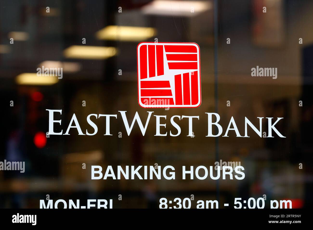 Señalización para East West Bank en una ubicación bancaria en Manhattan Chinatown, Nueva York