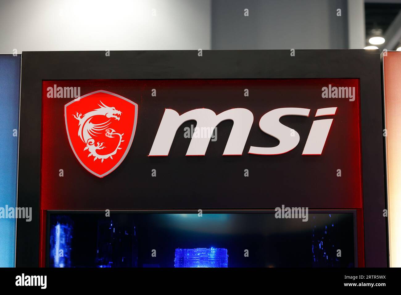 Señalización para Micro Star International, logotipo MSI de un fabricante taiwanés de hardware informático especializado en deportes electrónicos y juegos Foto de stock