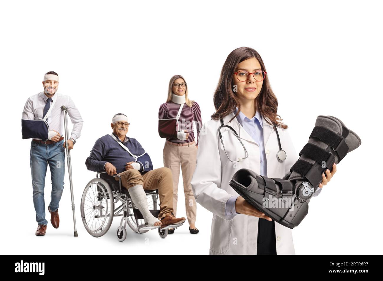 Médico de sexo femenino joven que sostiene un soporte para el pie y el grupo de personas heridas que se colocan detrás aislado en el fondo blanco Foto de stock