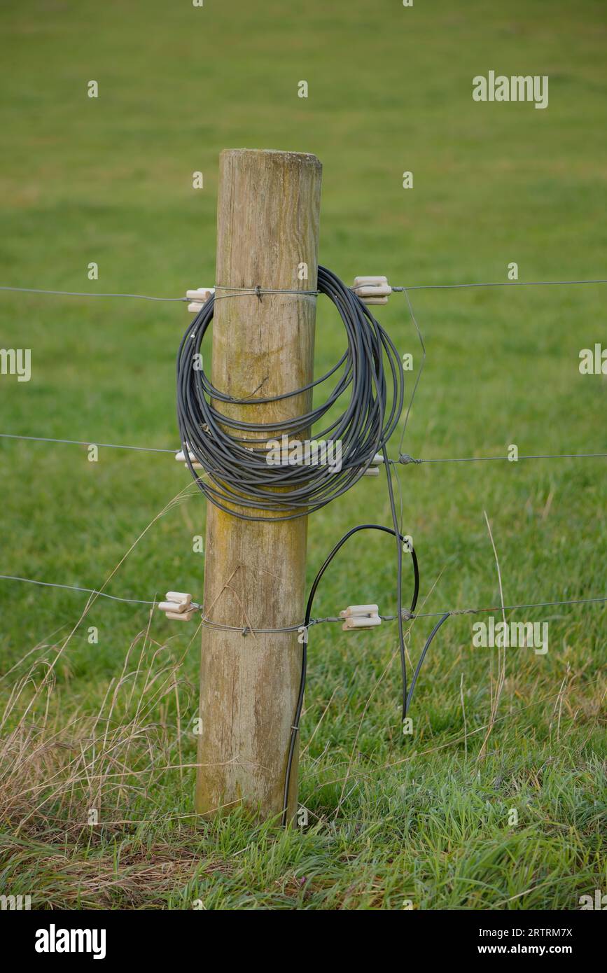 Agricultural electric fence fotografías e imágenes de alta resolución -  Alamy