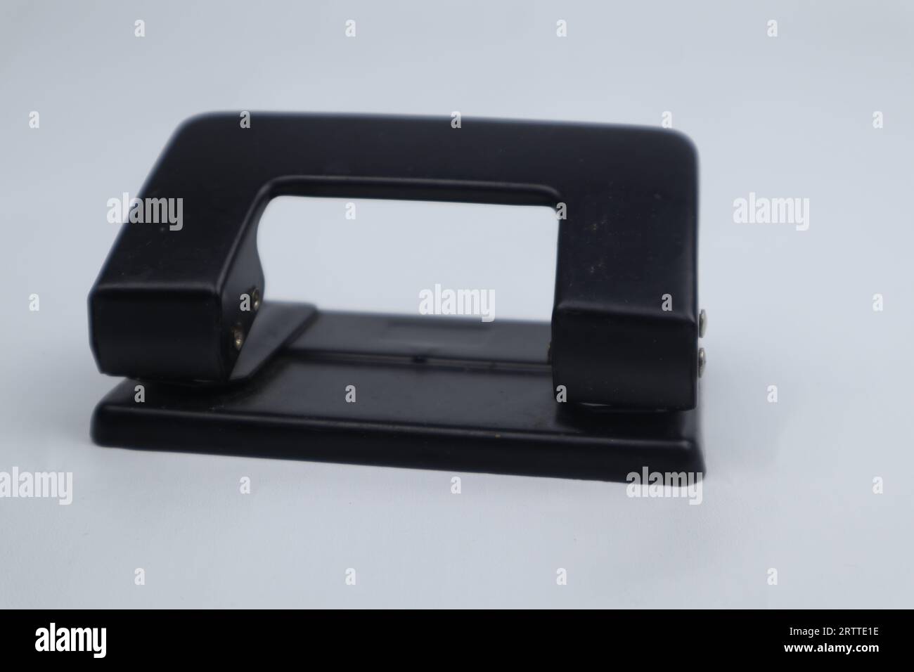 Perforadora se utiliza para perforar hoja de papel en blanco, fondo  amarillo Fotografía de stock - Alamy