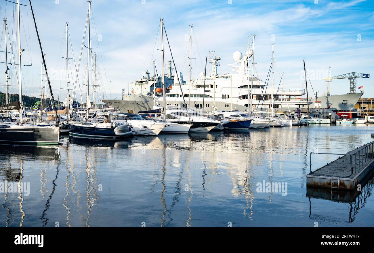 Rocinante super yate falmouth cornualles fotografías e imágenes de alta  resolución - Alamy