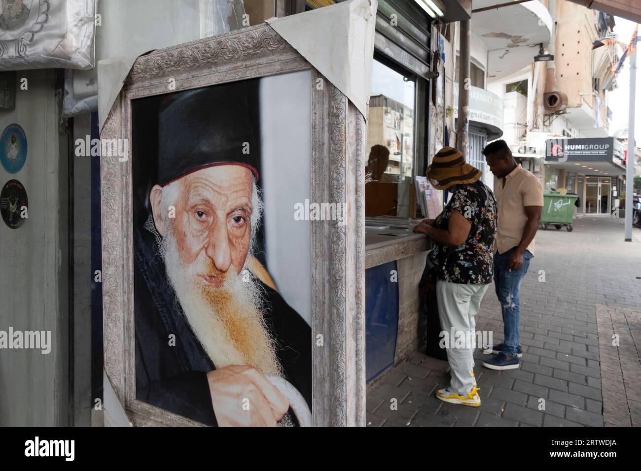 La imagen del líder espiritual rabino sefardí marroquí y cabalista Israel Abuhatzeira conocido como Baba Sali se muestra en el barrio de Tikva en Tel Aviv, Israel Foto de stock