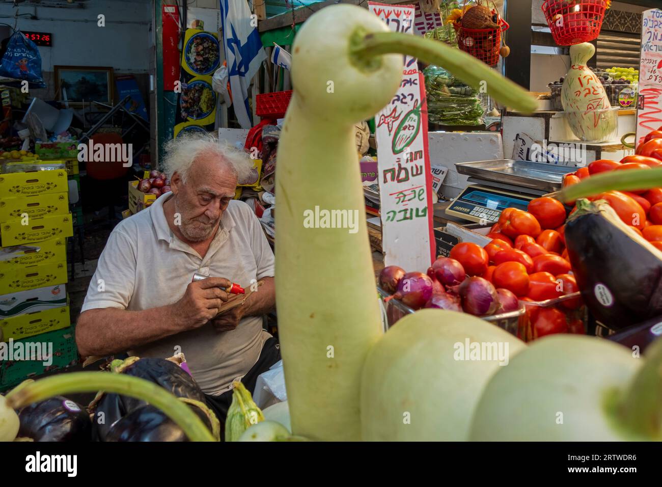 Un vendedor en el mercado de Tikva o 'Shuk ha tikva' en hebreo situado en el barrio de Yad Eliyahu en Tel Aviv, Israel Foto de stock