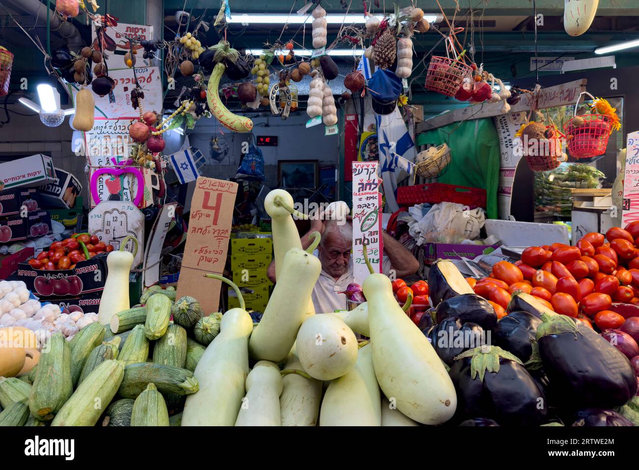 Un vendedor vende verduras en el mercado de Tikva o 'Shuk ha tikva' en hebreo ubicado en el barrio de Yad Eliyahu en Tel Aviv, Israel Foto de stock