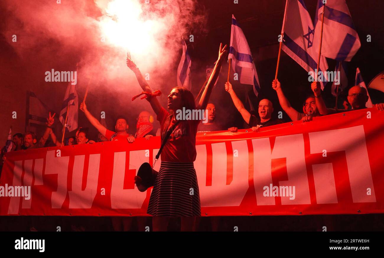 Los manifestantes desataron una llamarada de humo rojo mientras miles de manifestantes antigubernamentales se reúnen frente a la Corte Suprema de Israel para protestar contra el plan del sistema judicial gubernamental de extrema derecha de Israel antes de escuchar peticiones contra la ley estándar de razonabilidad en la Corte Suprema de Justicia mañana, 11 de septiembre. 2023 en Jerusalén, Israel. Foto de stock