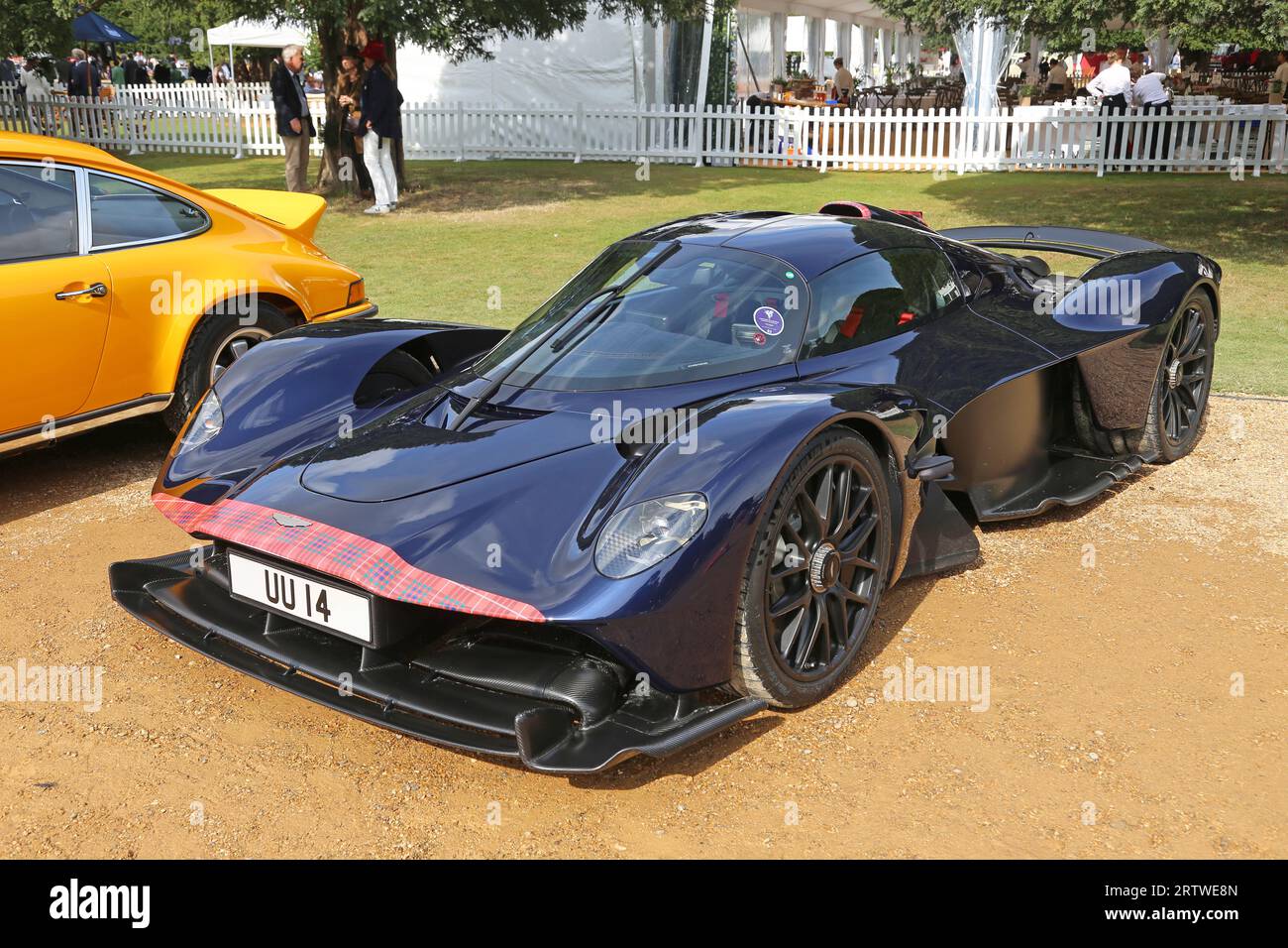 Aston Martin Valkyrie (2023) (futuro ganador del Clásico), Concours of Elegance 2023, Hampton Court Palace, Londres, Reino Unido, Europa Foto de stock