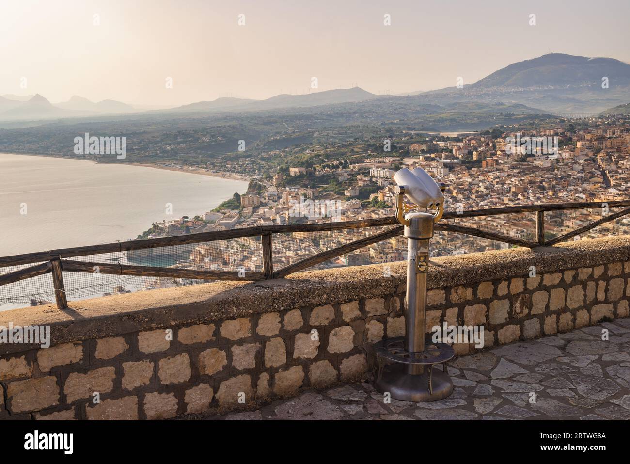 Castellammare del Golfo en Sicilia, vista de la ciudad en la costa en la luz de la mañana, Italia, Europa. Foto de stock