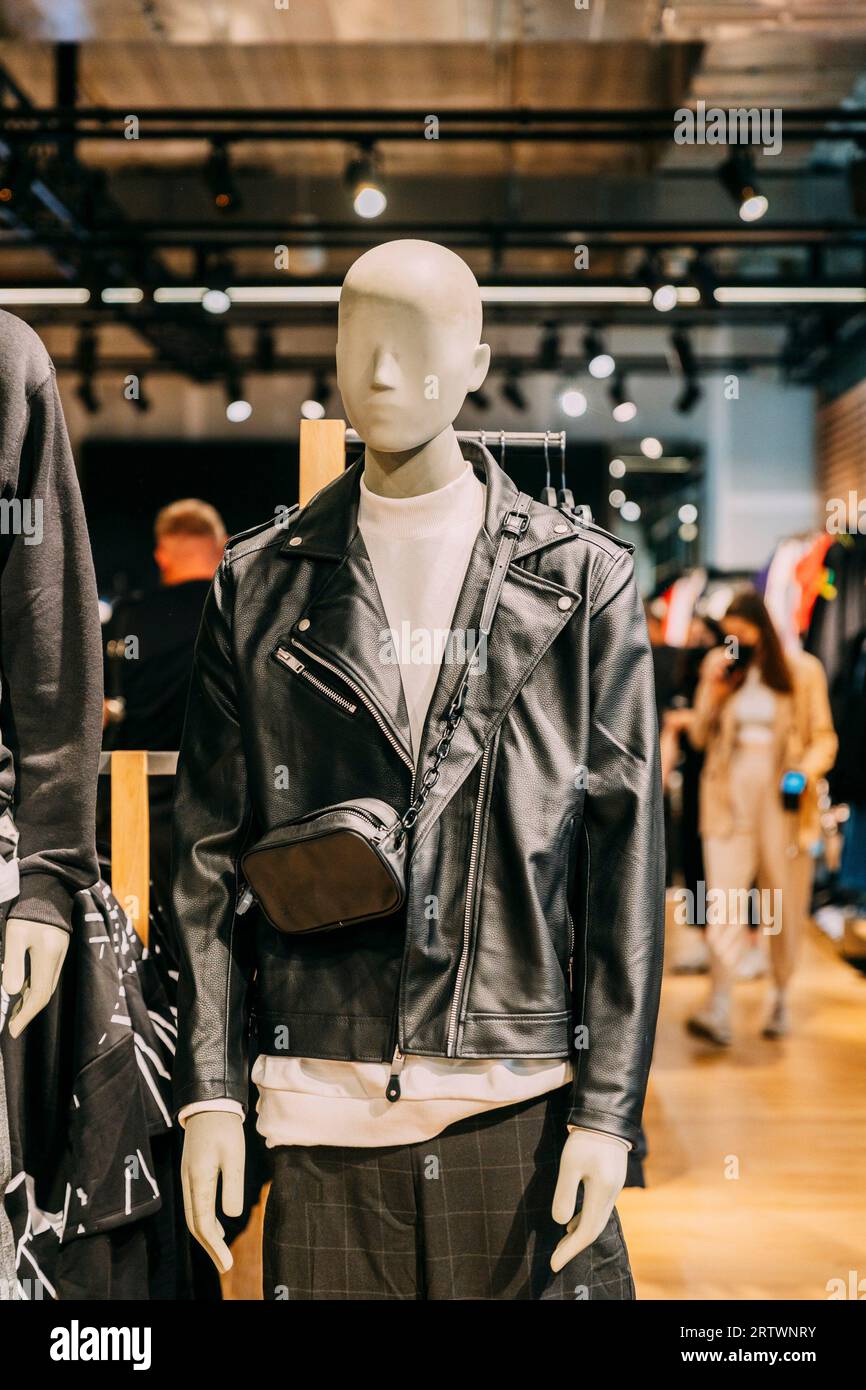 Manequin vestida en cuero negro Hombre Ropa y chaqueta Casual en la Tienda  del Centro Comercial. Apile ropa en la tienda del centro comercial. Estante  Fotografía de stock - Alamy
