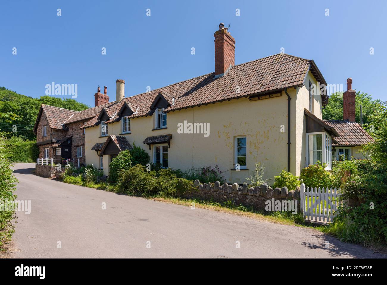 La aldea de Brandish Street cerca de Allerford en el Parque Nacional Exmoor, Somerset, Inglaterra. Foto de stock