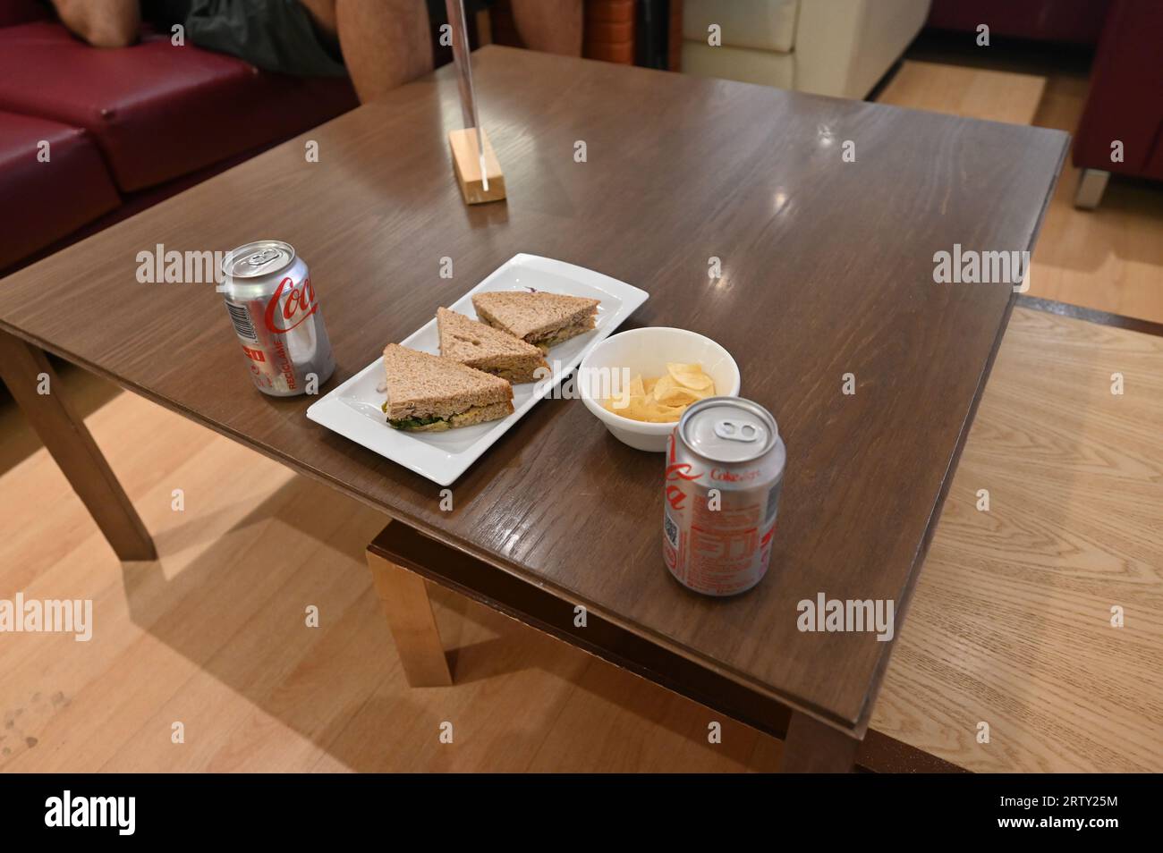 Un aperitivo en el club lounge del aeropuerto de Sevilla. Foto de stock