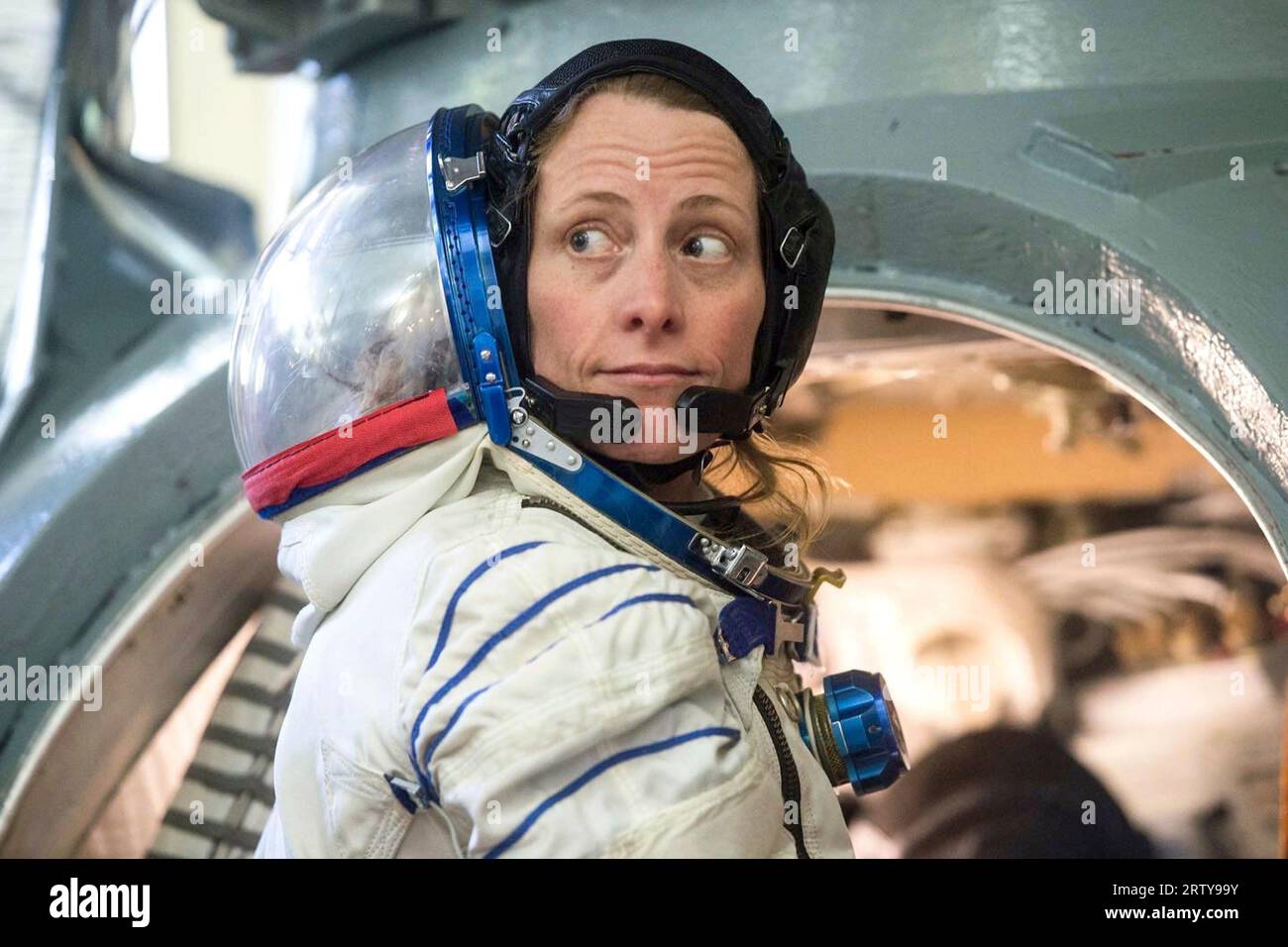 Baikonur, Kazajistán. 13 de septiembre de 2023. La Astronauta de la NASA Loral O’Hara Soyuz Training se prepara para entrar en un simulador de nave espacial Soyuz con su traje de lanzamiento y entrada Sokol para el entrenamiento previo al vuelo en el Cosmódromo de Baikonur, el 13 de septiembre de 2023 en Baikonur, Kazajstán. Los miembros de la tripulación de la Expedición 70 Loral O'Hara de la NASA, y los cosmonautas Oleg Kononenko y Nikolai Chub de Roscosmos están listos para lanzar 15 de septiembre al laboratorio en órbita. Crédito: NASA Johnson/NASA/Alamy Live News Foto de stock