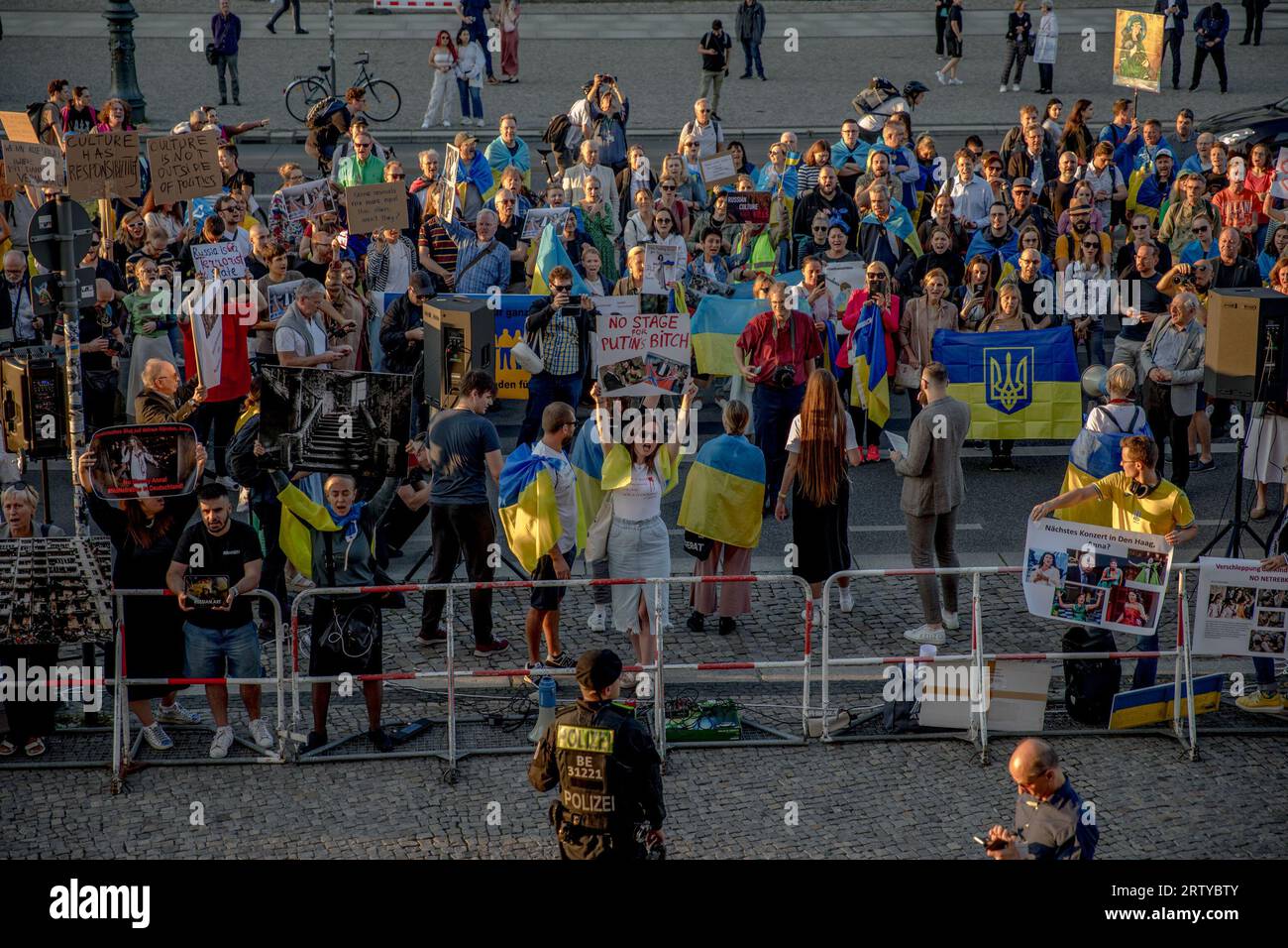 Berlín, Alemania. 15 de septiembre de 2023. La grandeza de la Ópera de Berlín, símbolo de la excelencia artística, fue eclipsada el 15 de septiembre de 2023 por los resonantes cantos de los manifestantes. La causa de su disentimiento fue Anna Netrebko, la soprano operística ruso-austriaca, y sus lazos percibidos con el Kremlin. Los manifestantes pidieron un boicot a la actuación de Netrebko. Marcó su primera aparición en Berlín desde la invasión rusa a gran escala de Ucrania el 24 de febrero de 2022 (Imagen de crédito: © Michael Kuenne/PRESSCOV vía ZUMA Press Wire), SOLO PARA USO EDITORIAL! ¡No para USO comercial! Foto de stock