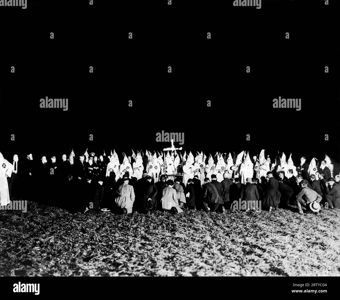 Estados Unidos, 8 de septiembre de 1922 Una reunión de Ku Klux Klan con iniciados arrodillados. Foto de stock