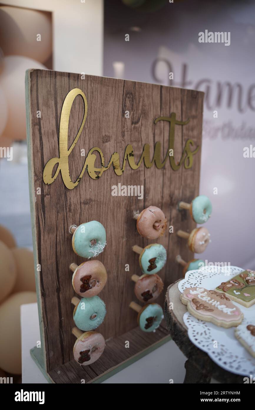 Soporte para tuercas de masa. Donuts de madera catering, mini pasteles  dulces en soporte de madera en una fiesta Fotografía de stock - Alamy