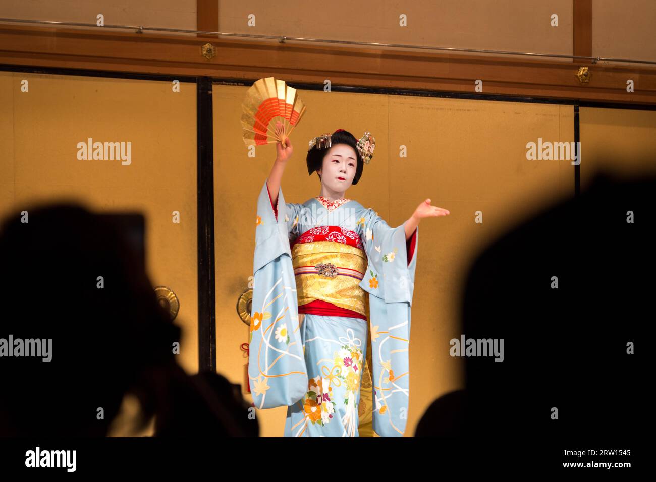 Kioto, Japón, 12 de diciembre de 2014: Una geisha bailando en un espectáculo en el famoso distrito de Gion Foto de stock