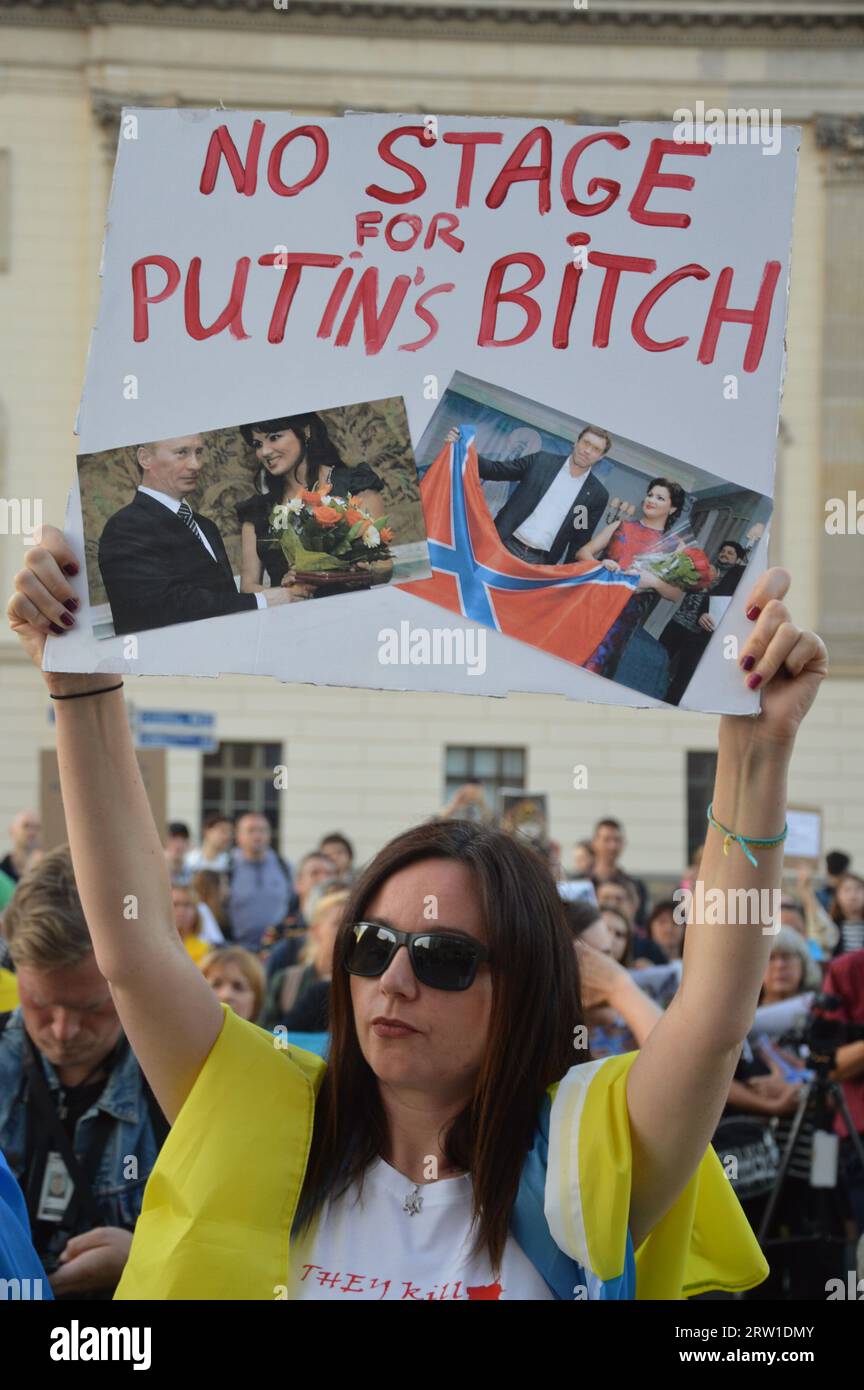 Berlín, Alemania - 15 de septiembre de 2023 - Anna Netrebko en Berlín - Manifestación frente a la Ópera Estatal - Netbreko es criticada por su supuesta cercanía a Putin. (Foto de Markku Rainer Peltonen) Foto de stock