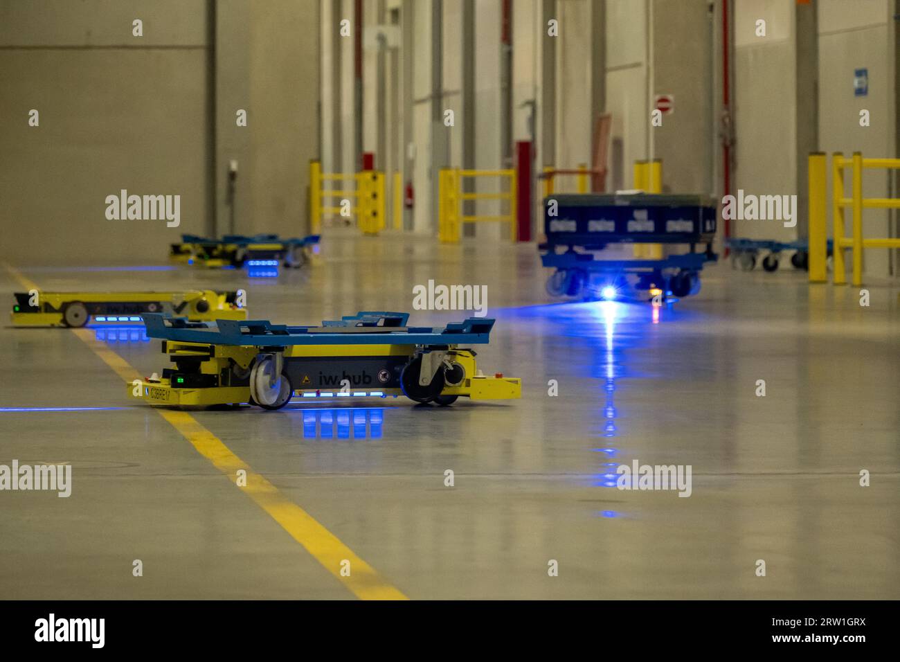 02.05.2023, Alemania, Bremen, Bremen - Sistema de transporte sin conductor AGV con AMR (robots móviles autónomos) en el centro logístico C3 Bremen (BLG Logis Foto de stock