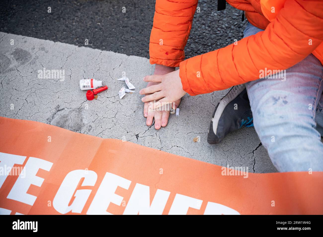 28.04.2023, Alemania, Berlín, Berlín - Europa - Un demostrador climático de la última generación se une a otros participantes en la carretera Foto de stock