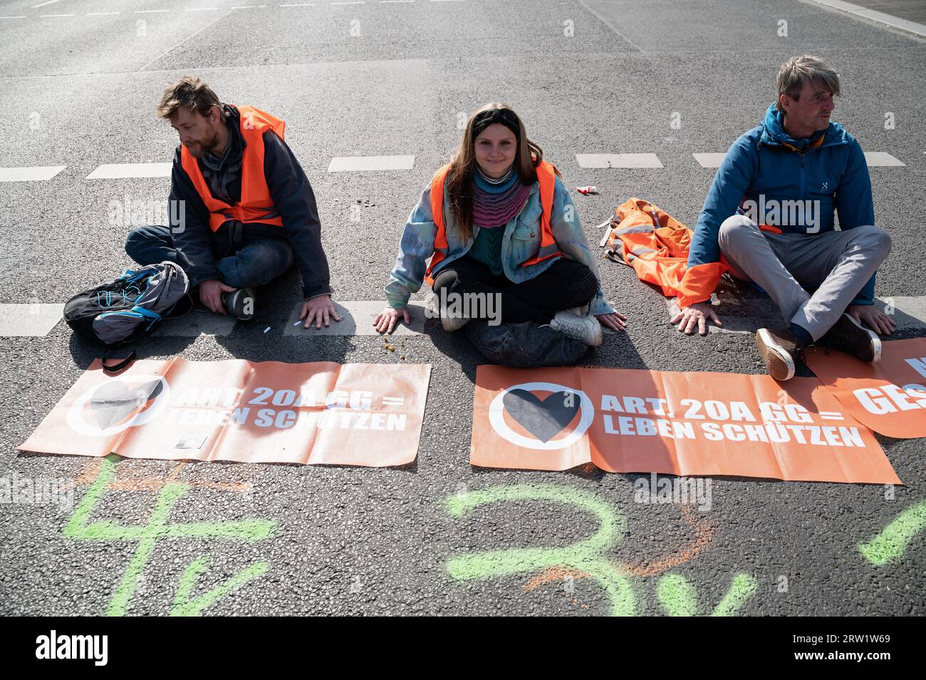 28.04.2023, Alemania, Berlín, Berlín - Europa - Los manifestantes por el clima de la llamada última generación están atrapados en la carretera de una calle principal en Erns Foto de stock