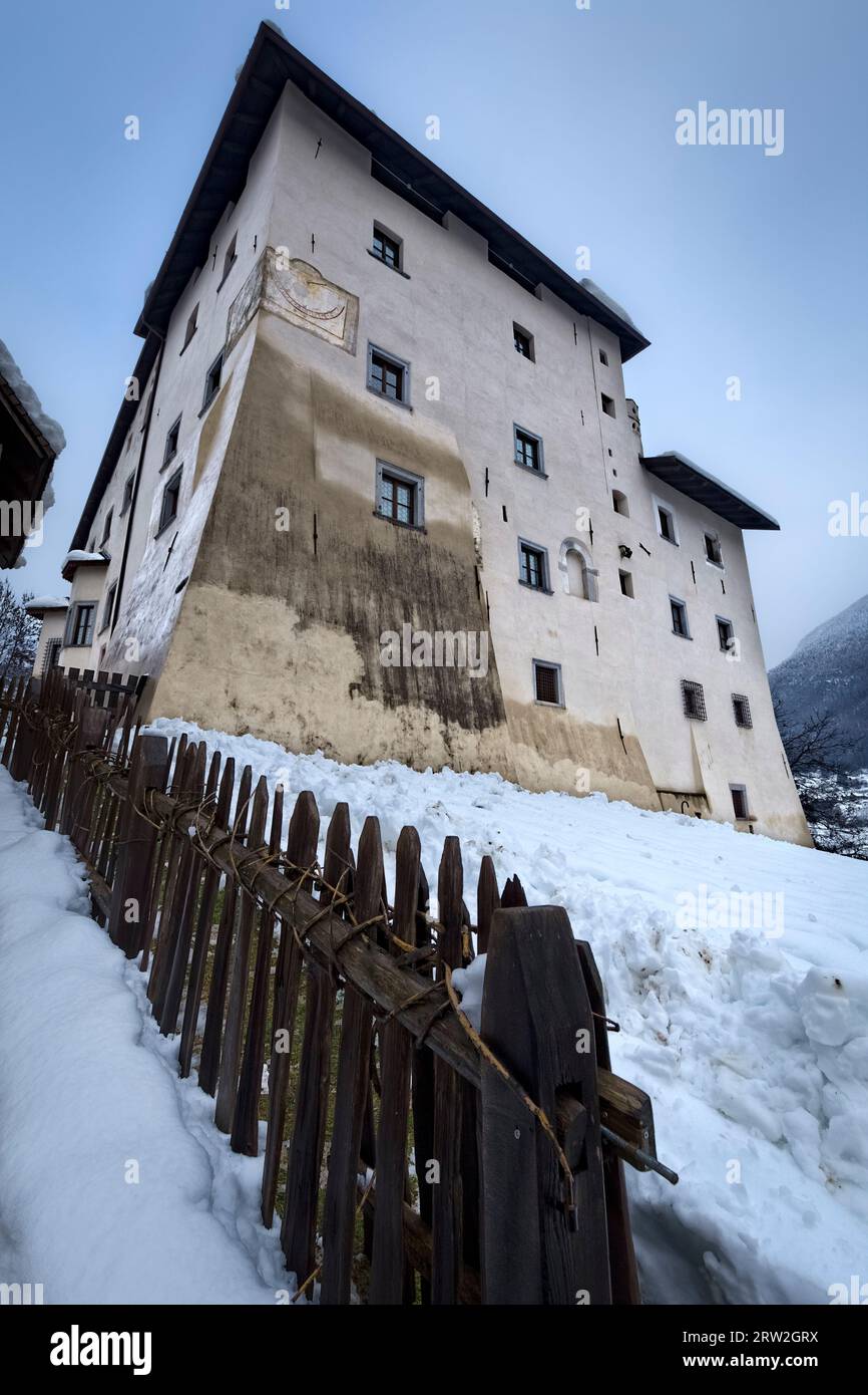 Nieve en el castillo medieval de Caldes. Valle de Sole, Trentino, Italia. Foto de stock