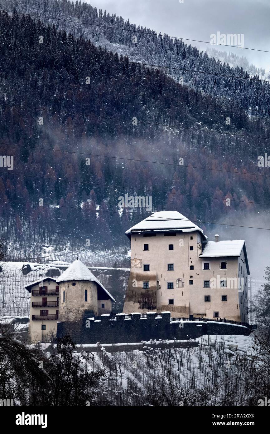 Nieve en el castillo medieval de Caldes. Valle de Sole, Trentino, Italia. Foto de stock