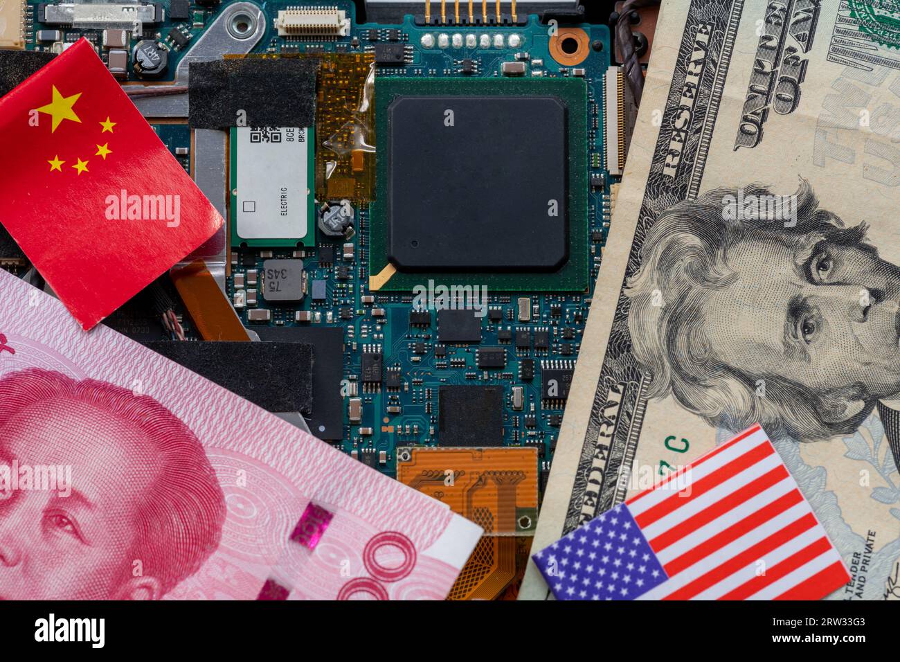Un conflicto de tecnología, concepto de competencia con las banderas estadounidenses y chinas en la parte superior de una placa de circuito de semiconductores. Foto de stock