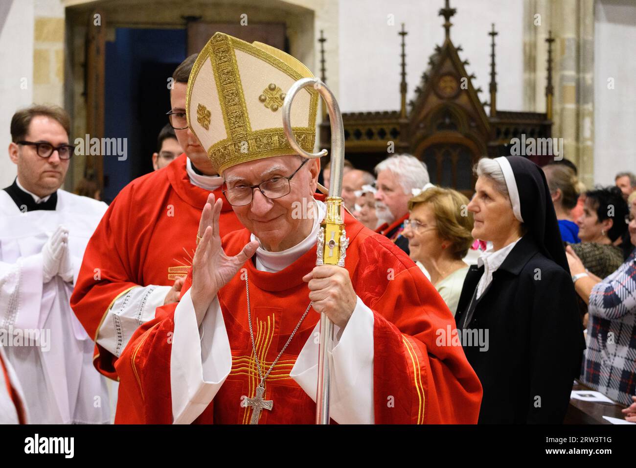 El cardenal Pietro Parolin celebra la Santa Misa en la fiesta de la Exaltación de la Santa Cruz en la Catedral de San Martín en Bratislava, Eslovaquia. Foto de stock