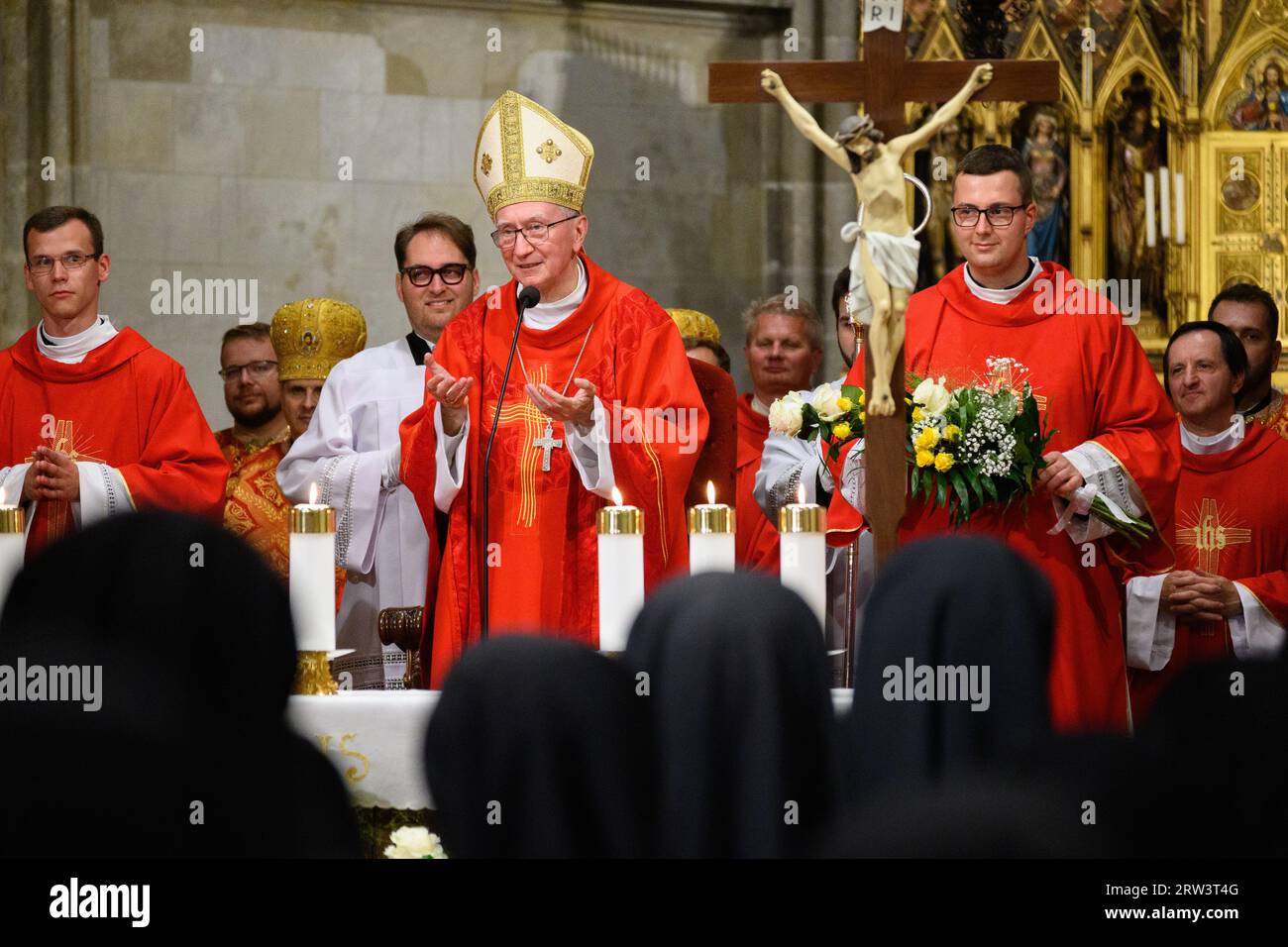 El cardenal Pietro Parolin celebra la Santa Misa en la fiesta de la Exaltación de la Santa Cruz en la Catedral de San Martín en Bratislava, Eslovaquia. Foto de stock