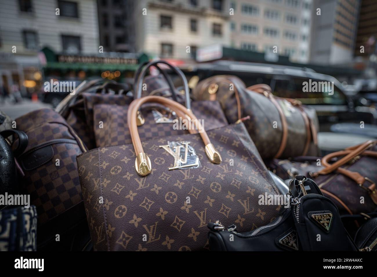 Fake louis vuitton bags fotografías e imágenes de alta resolución - Alamy