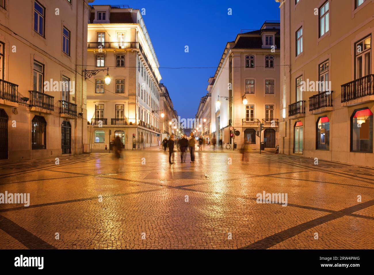 Calle peatonal Rua Augusta por la noche, ciudad de Lisboa, Portugal Foto de stock